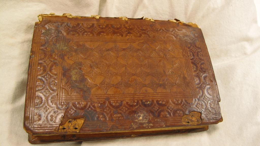 Auckland Libraries, Sir George Grey Special Collections, Med. MS S.287 – tooling and remains of clasps